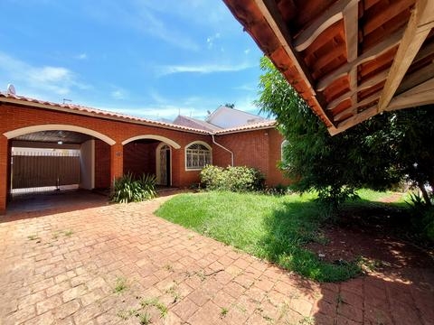 Casa à venda em Maringá, Zona 02, com 3 quartos, com 222.67 m²